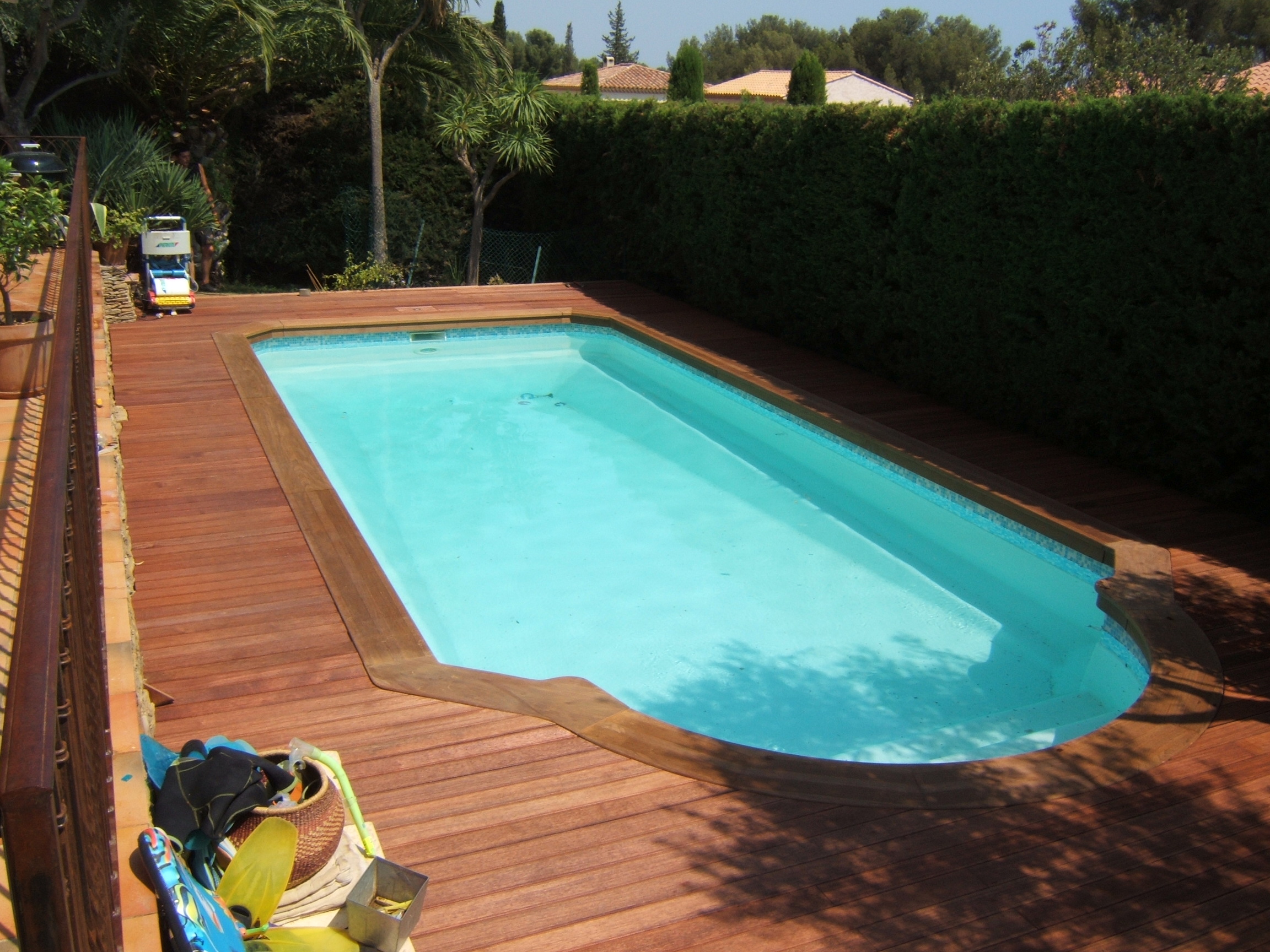 Terrasse de piscine en bois exotique