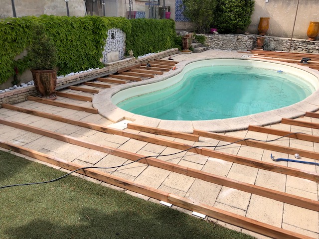 Terrasse de piscine en bois